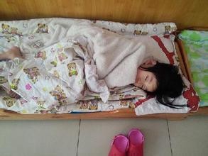 怎么哄小孩睡午觉呢?