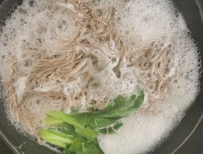 减脂酸汤荞麦面的做法