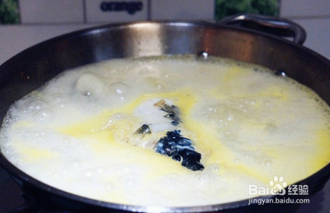 菌菇炖汤鱼头的做法