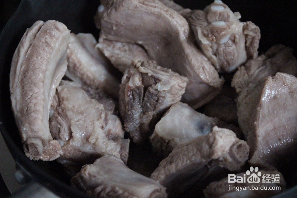 如何做玉米胡萝卜排骨汤？