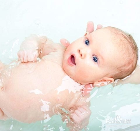 如何给新生婴儿洗澡?