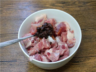 土豆焖排骨怎么做？