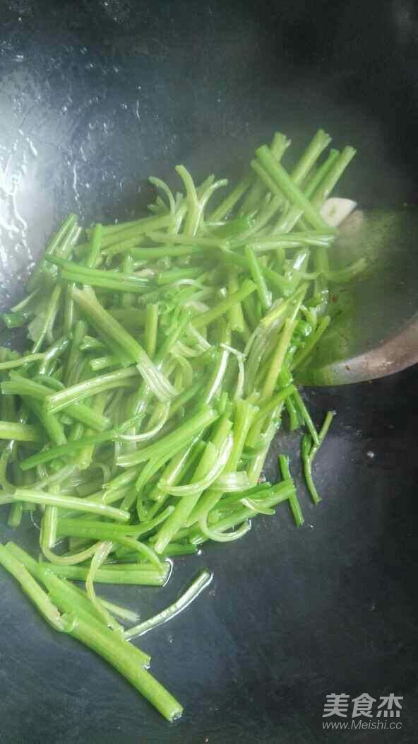 芹菜炒香干的做法
