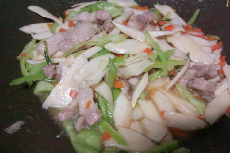 好吃的虎皮椒炒鸡腿菇做法，日常必备的美食哦