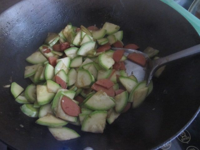 美味的火腿肠炒西葫芦的做法，你还不心动吗？