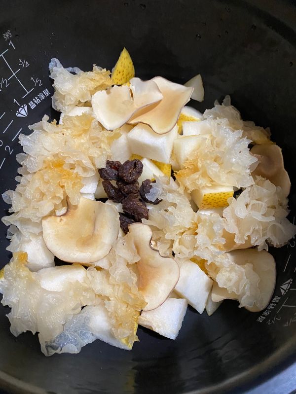 海底椰雪梨银耳桂圆汤