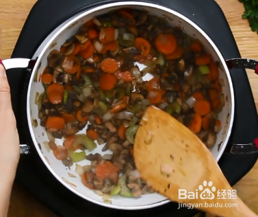 扁豆蘑菇茄酱拌意大利面