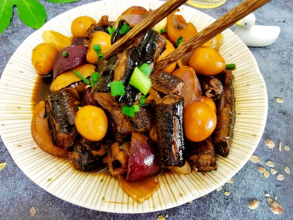 家常菜红烧黄鳝鹌鹑蛋