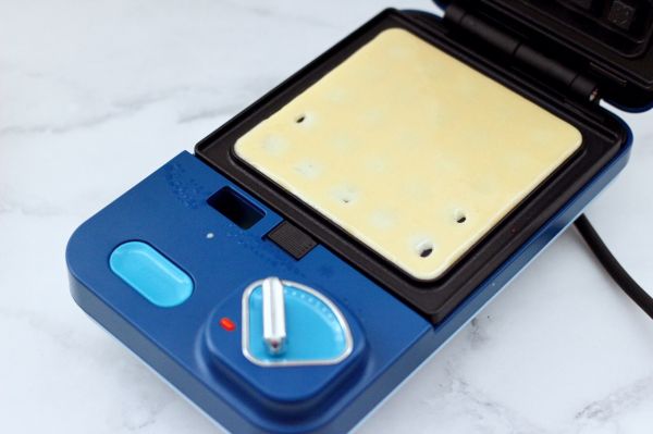 奶香水果干华夫饼