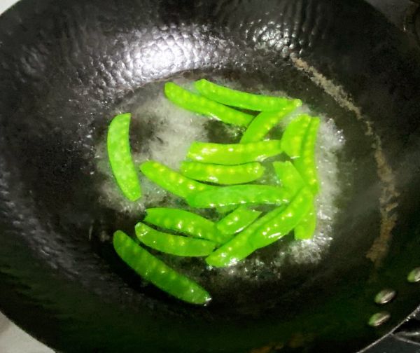 腊肉杏鲍菇炒荷兰豆