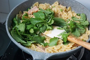 健康养生佳品豌豆培根蝴蝶面的做法