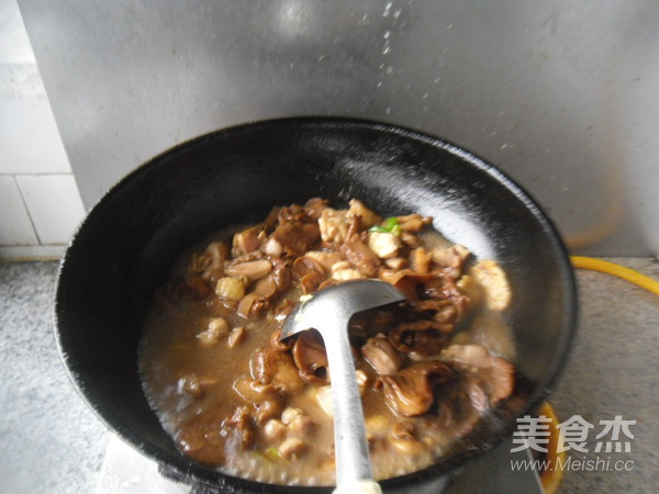 鸡腿烧元蘑的做法