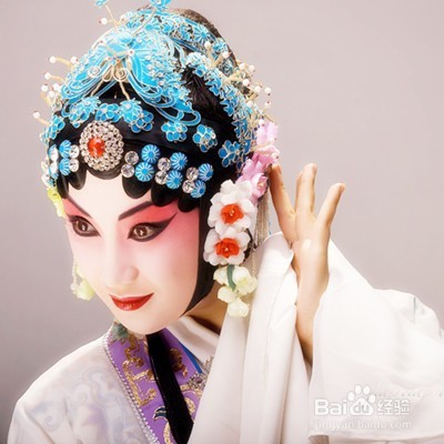 ”戏剧“倾城赋精美的服饰生涯