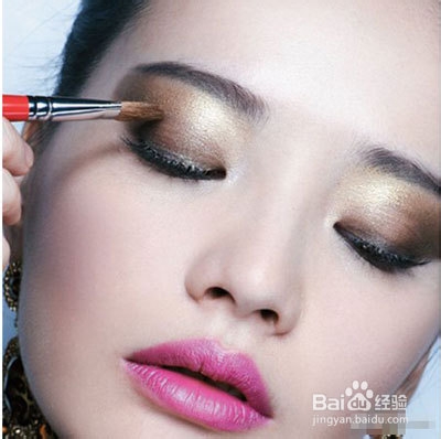 玫红唇浓金眼,派对女王就是要“浓”