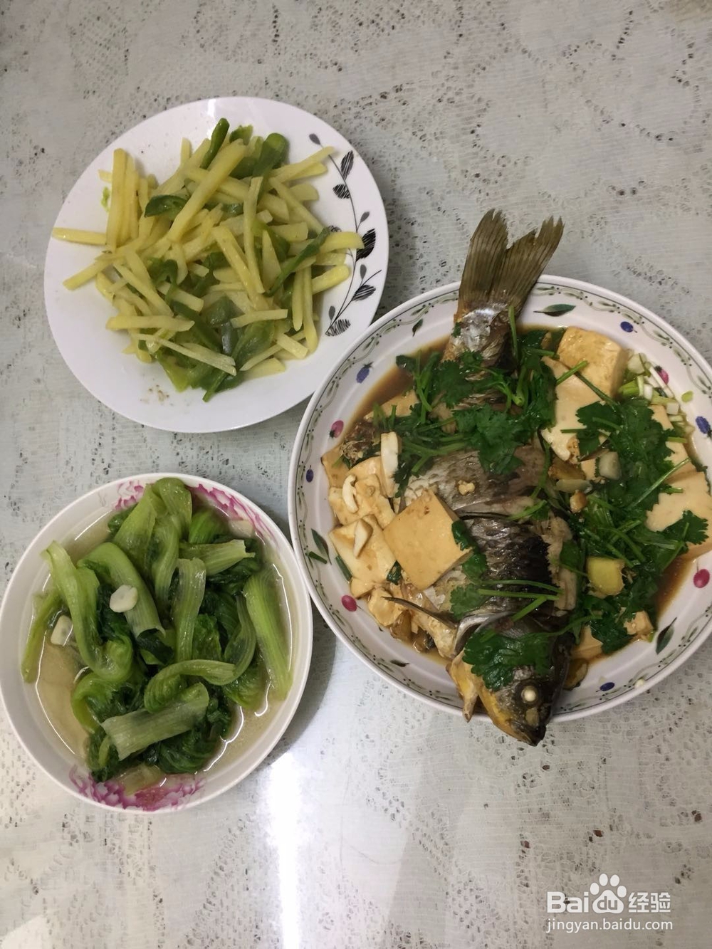 鲜美香菜豆腐鲫鱼的做法