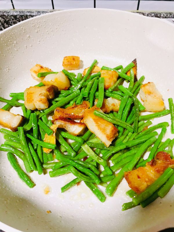 脆皮烧肉炒豇豆
