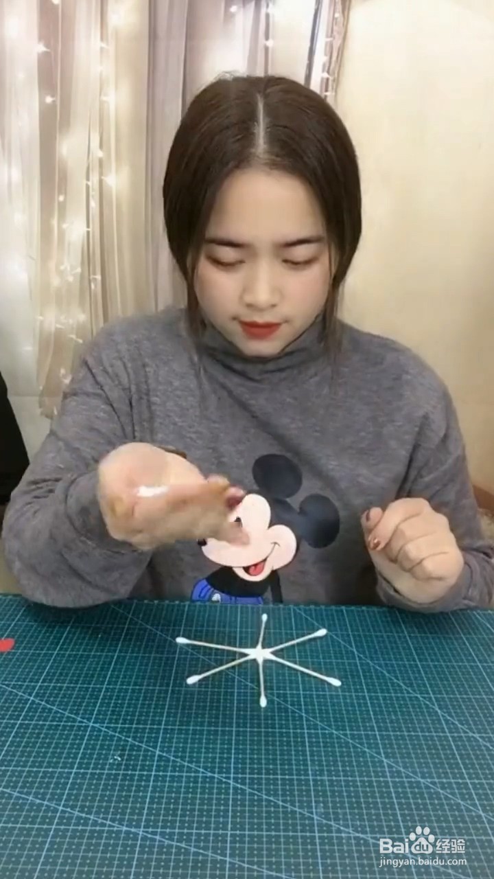 如何将棉签做成雪花
