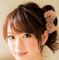 日系花式侧马尾的扎法