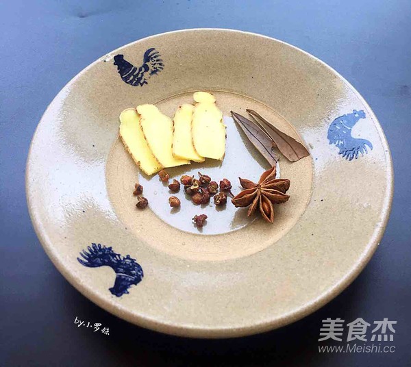 凉拌猪耳片的做法