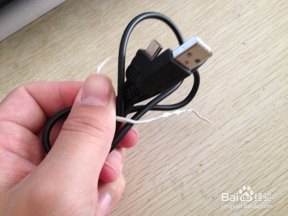 如何用数据线和数据线绑绳做简易手机支架