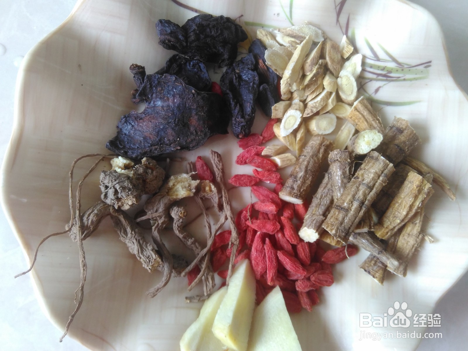 黑豆煲牛骨汤的家常做法