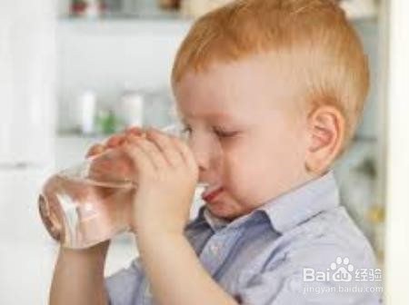 夏季,如何保证孩子喝充足的水