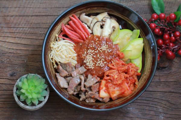 黑椒牛柳辣白菜拌饭