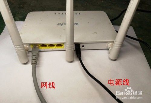 > 電腦軟件1 首先我們需要把光貓,光纖,路由器,網線,電源這些設備連接