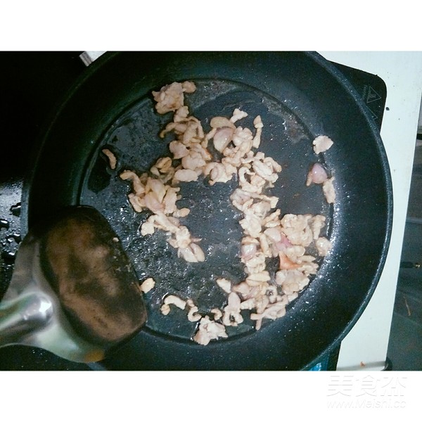 韭菜花炒肉的做法