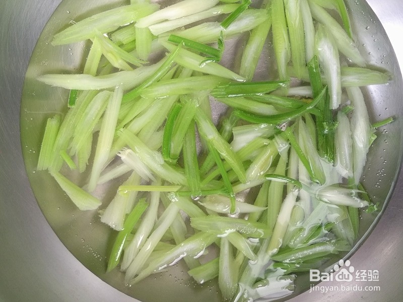 怎么做甜蒜汁拌芹菜皮蛋