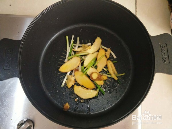 如何做香芹焖鸡肉？