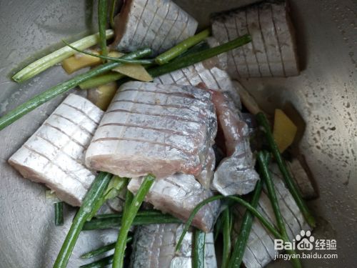 怎么做酥酥斑马纹带鱼（香酥椒盐炸带鱼