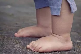 宝宝光脚走路好不好