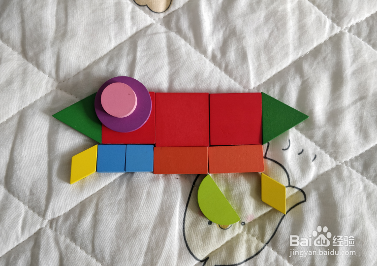 用几何形状积木怎么拼一条细长的海鱼?