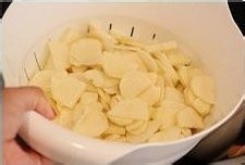 西红柿炒土豆片的做法。