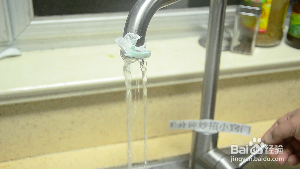 一次性口罩放水龙头上，原来这么实用