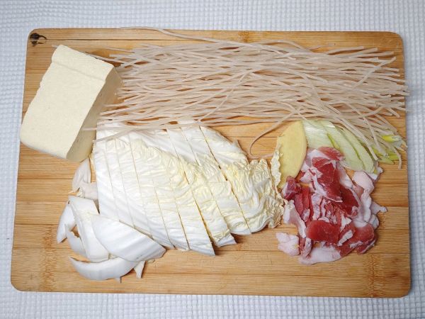 大白菜五花肉豆腐炖粉条