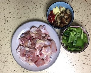 餐厅的黄焖鸡米饭