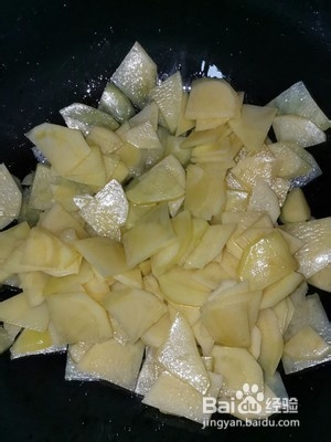 尖椒土豆片的做法。