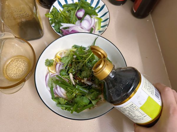 捞汁柠檬手撕鸡腿肉