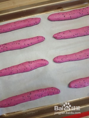 火龙果雪顶草莓软欧包的做法