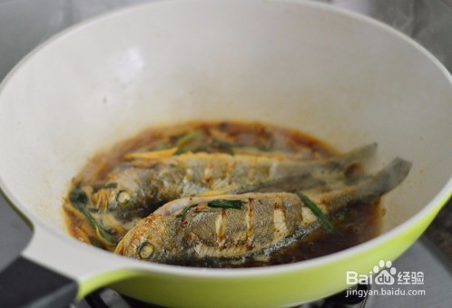 酱烧小黄鱼是怎么做的?如何做更好吃?