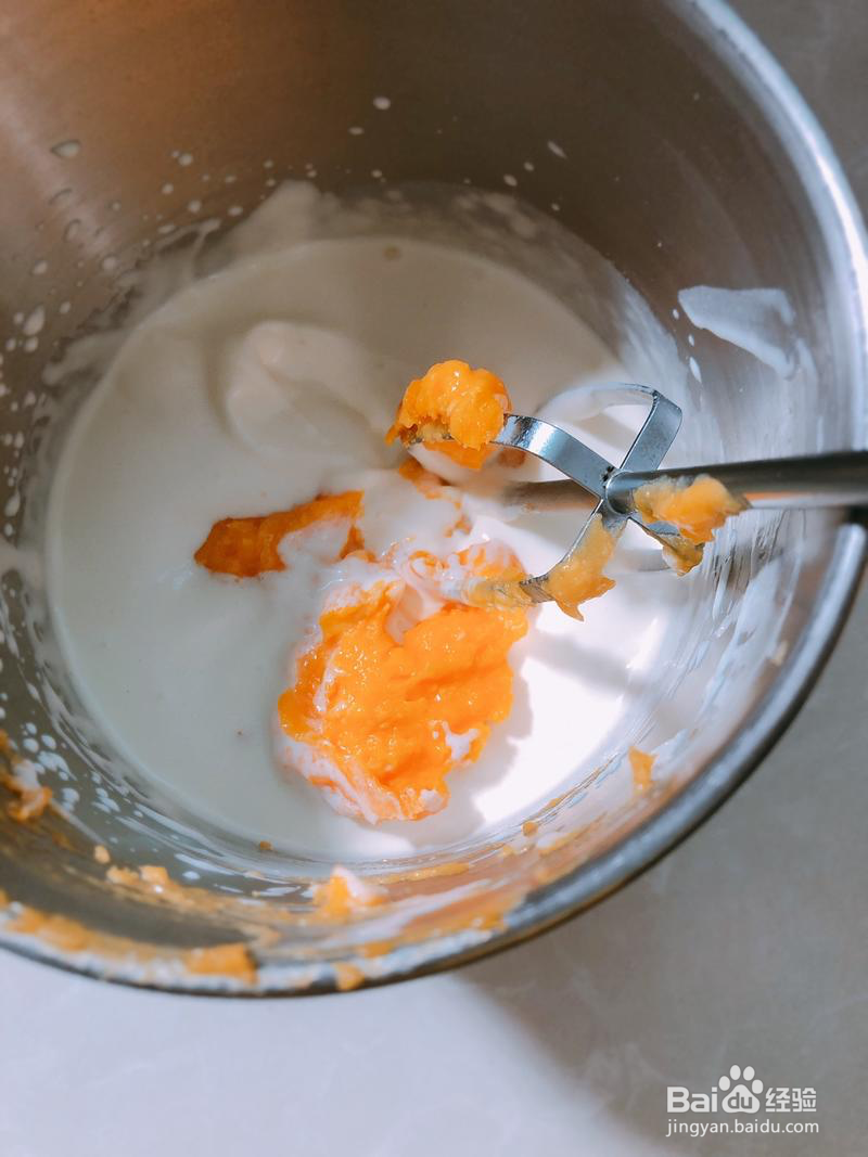 制作美味的草莓巧克力冰淇淋