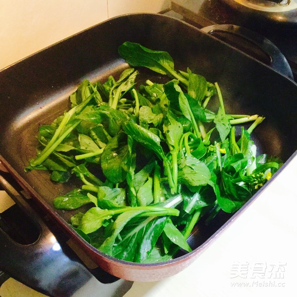 菜心炒米粉的做法