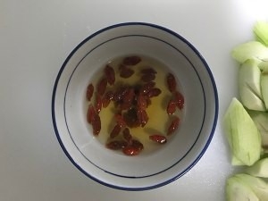 教大家做枸杞炖丝瓜