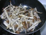 腊肉干烧茶树菇的做法