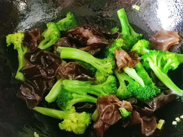 炝炒木耳西兰花