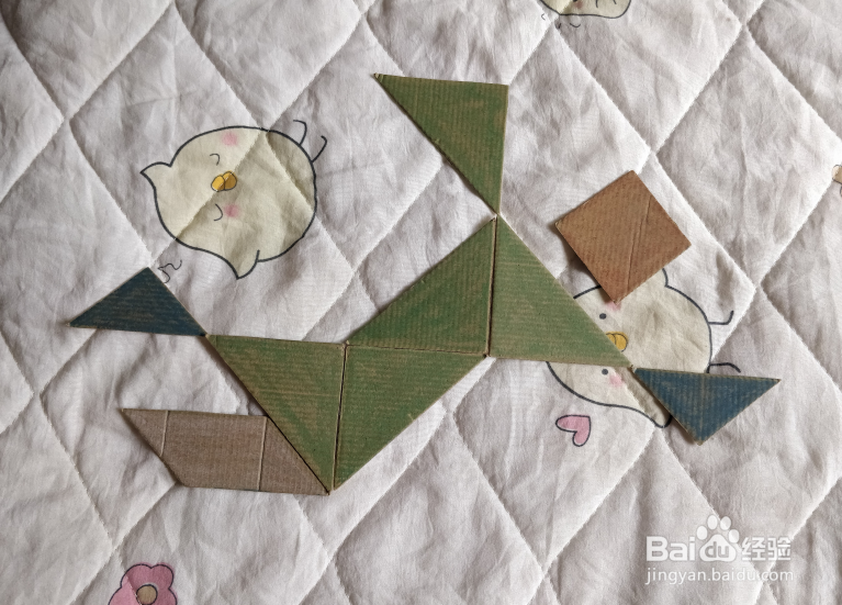 用九巧板怎么拼一个练习游泳的小哥哥呢？