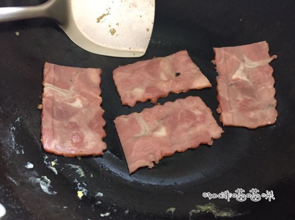 芙蓉蛋夹培根芝士牛角包