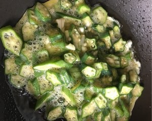 健康养生佳品秋葵炒蛋的做法